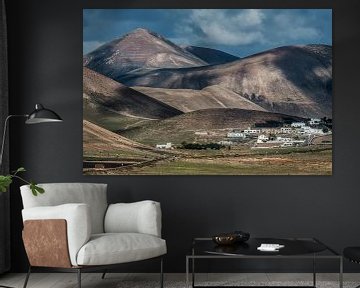 Het landschap nabij Casitas de Femes op Lanzarote, Canarische Eilanden. by Harrie Muis