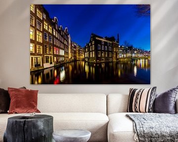 Die Kanäle von Amsterdam zum Rotlichtviertel am Abend