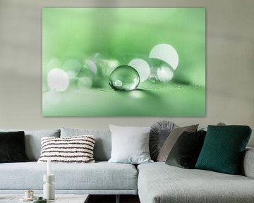 Rustgevende macro van een waterdruppel in groene tint van Bert Nijholt