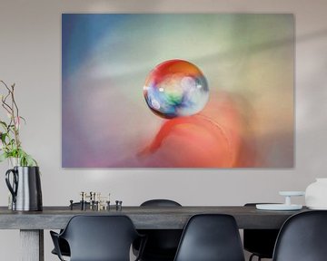 Macro van een waterdruppel met gekleurde lichtinval van Bert Nijholt