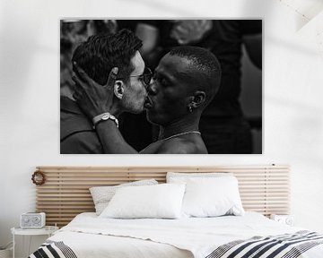 Verlockendes Bild von Männern, die sich in Schwarz-Weiß küssen
