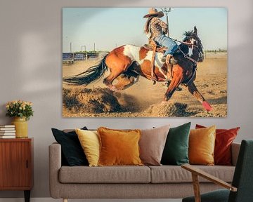 Cowgirl reitet ein westliches Pferd