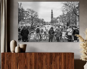 Schlittschuhlaufen auf dem Eis der zugefrorenen Prinsengracht Amsterdam von Dennis Kuzee