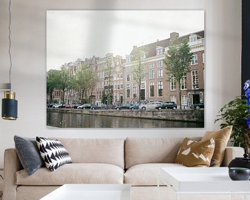 Einer der schönen Kanäle und Straßen von Amsterdam Die Niederlande von Raisa Zwart