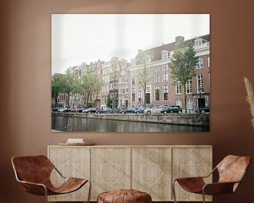 Un des beaux canaux et rues d'Amsterdam les Pays-Bas sur Raisa Zwart