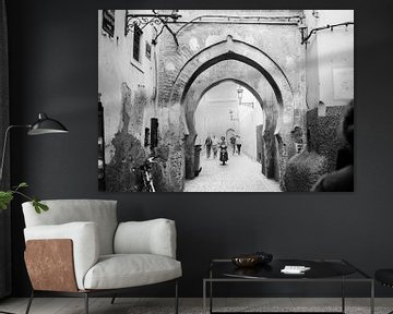 Schwarz-weißes Straßenphotographiefoto in der Medina von Marrakesch von Raisa Zwart