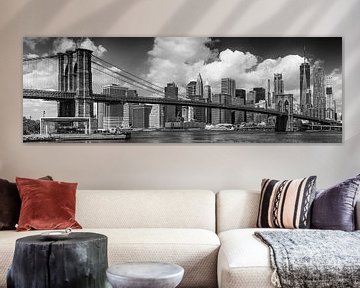 SKYLINE van MANHATTAN EN de BROOKLYN BRIDGE Panorama monochroom van Melanie Viola