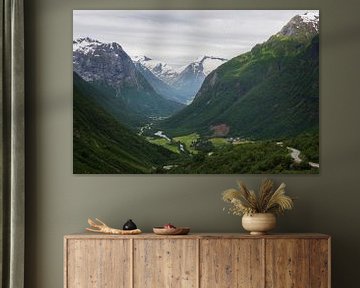 De groene vallei van Hjelle omringd door bergen in Noorwegen van iPics Photography