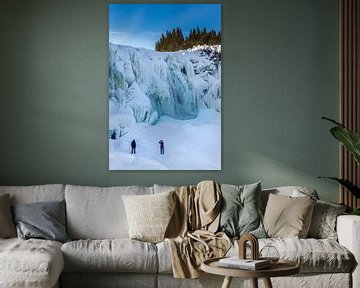 Een bevroren waterval in het noorden van Zweden. van Hamperium Photography