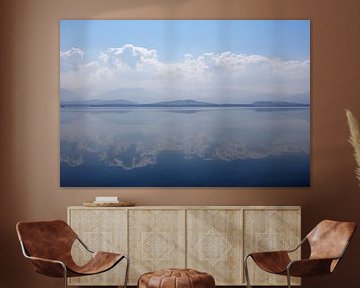 Waterscape of lake with cloudy sky reflection sur Anton Eine