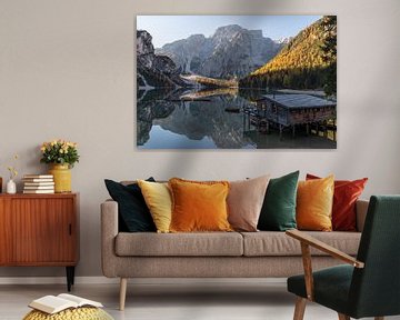 Hütte am See- Pragser Wildsee, Dolomiten, Italien von Thijs van den Broek
