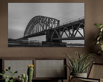 Spoorbrug tussen Oosterbeek en Arnhem in zwart wit