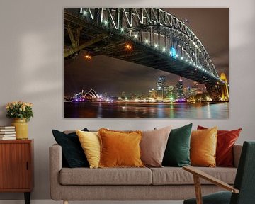 Skyline van wolkenkrabbers en overzichtsfoto van Sydney, Australië en de bekende Harbour Bridge van Original Mostert Photography