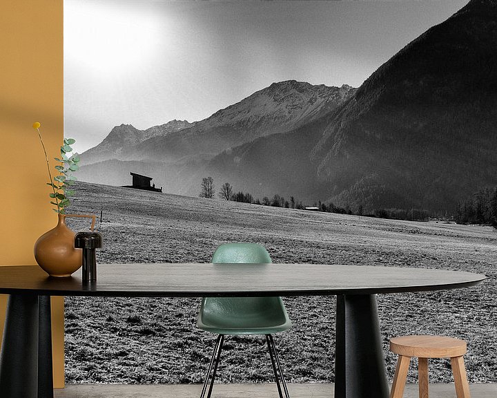 Sfeerimpressie behang: Boerenhut in weiland in het Oetzdal van Danny Motshagen