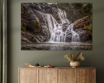 Verborgen waterval in tropisch regenwoud van Original Mostert Photography