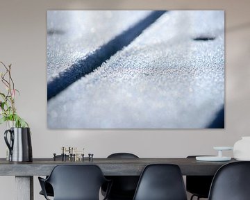 IJskristallen op een houten planken tafel, ijs en water bevroren, abstract