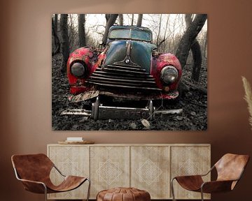 BMW Oldtimer im Wald, Rot in schwarz-weiß von Art By Dominic