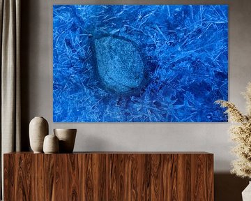 Caillou et glace de couleur bleue sur AGAMI Photo Agency