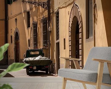 Piaggio Ape in straatje toscane van Erik van 't Hof