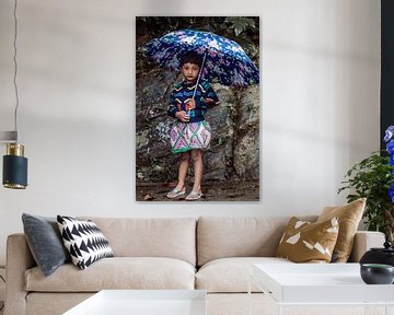 Kleurrijk meisje met paraplu. van Rebecca Gruppen