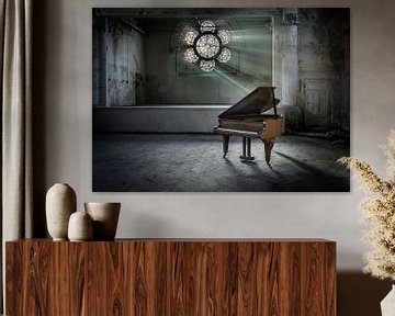 Piano met zonnestralen door raam van Inge van den Brande