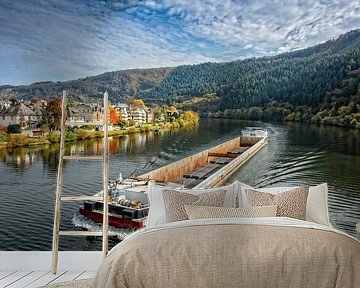 Beladen binnenvaartschip op de Moezel in de herfst.