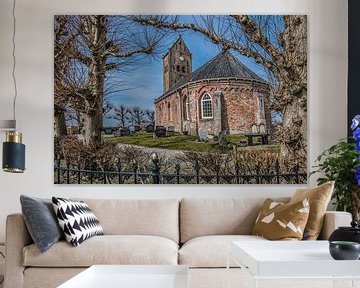 Doorkijkje op het kleine kerkje van Swichum op n terp vlak onder Leeuwarden in Friesland