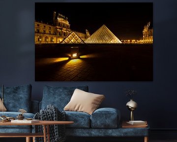 Museum Louvre bij avond - Parijs - 1 van Damien Franscoise