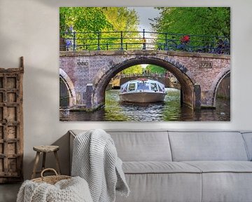 Rondvaart onder de brug in Amsterdam von Dennis van de Water