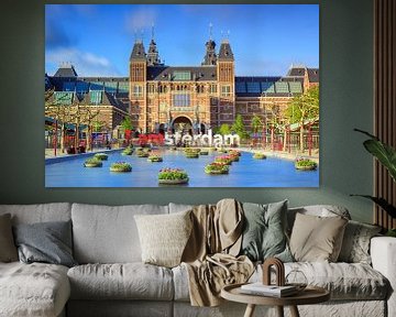 Rijksmuseum Amsterdam met tulpen in de lente