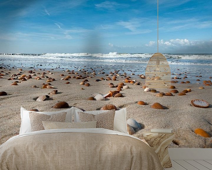 Sfeerimpressie behang: Schelpen op het strand van Dirk Huckriede