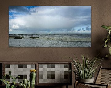 Dreigende Lucht met Regenboog boven Kalme Zee (1) van Dirk Huckriede