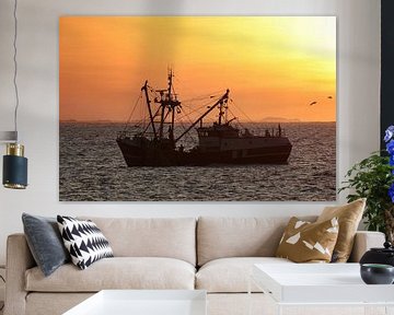 Vissersschip bij zonsondergang op zee van Ed Vroom
