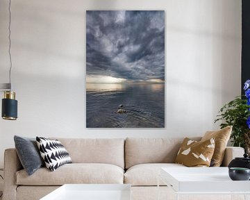 Wolkenlucht boven een spiegelend wateroppervlak vanhet IJsselmeer von Harrie Muis