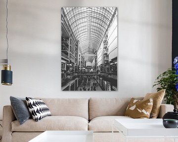 Symmetrische zwart wit foto van een winkelcentrum in Toronto van Natascha Teubl