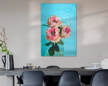 Roze rozen in glazen vaas tegen blauwe achtergrond by Natascha Teubl