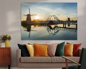 Sommerlandschaft mit Windmühlen und Brücke in den Niederlanden von iPics Photography