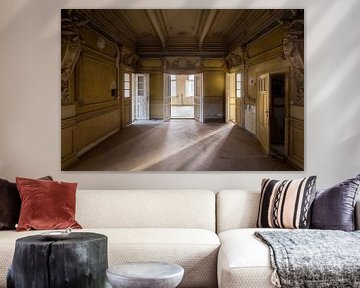 Licht in verlassenen Villa. von Roman Robroek – Fotos verlassener Gebäude