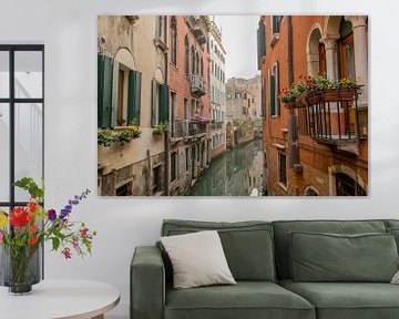 Spiegelgladde kanalen in Venetië van Reis Genie