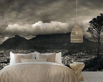 De tafelberg bedekt in een wolkenpak, Kaapstad, Zuid Afrika. van Stef Kuipers