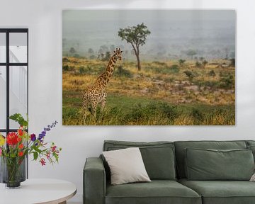 Giraffe op de savanne  van Geke Woudstra