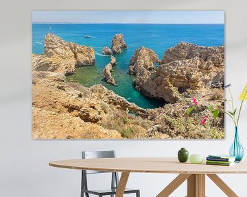 Kust met rotsen horizon en blauwe zee in Portugal van Ben Schonewille