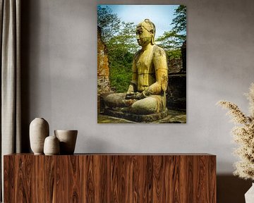 Buddha statue seated around stupa of The Polonnaruwa Vatadage