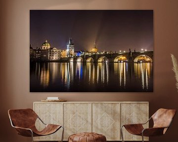 Scenic view van de schitterende gouden stad Praag en de schitterende spiegeling van de Karelsbrug in van Original Mostert Photography