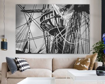 Zwart wit foto van Kraaiennest in de mast van een oude zeilboot van Fotografiecor .nl