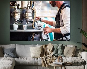 Kop koffie gemaakt door vintage barista  van Fotografiecor .nl