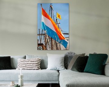 Grote wapperende Nederlandse vlag aan een oud zeilschip van Fotografiecor .nl
