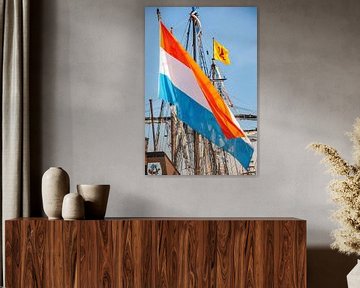 Grote wapperende Nederlandse vlag aan een oud zeilschip
