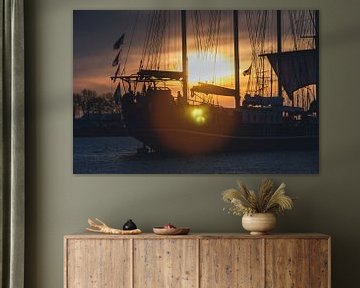 silhouet  van zeilboot in de ondergaande zon van Fotografiecor .nl