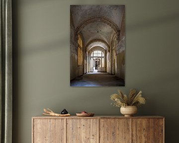 Verlaten corridor in Beelitz Heilstätten van Frans Nijland